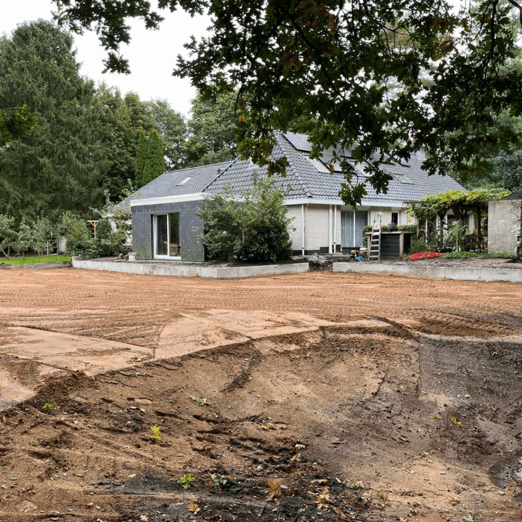 Grondwerk: Realiseren paddock met wadi (t.b.v. wateropvang) en plaatsen keerwanden.