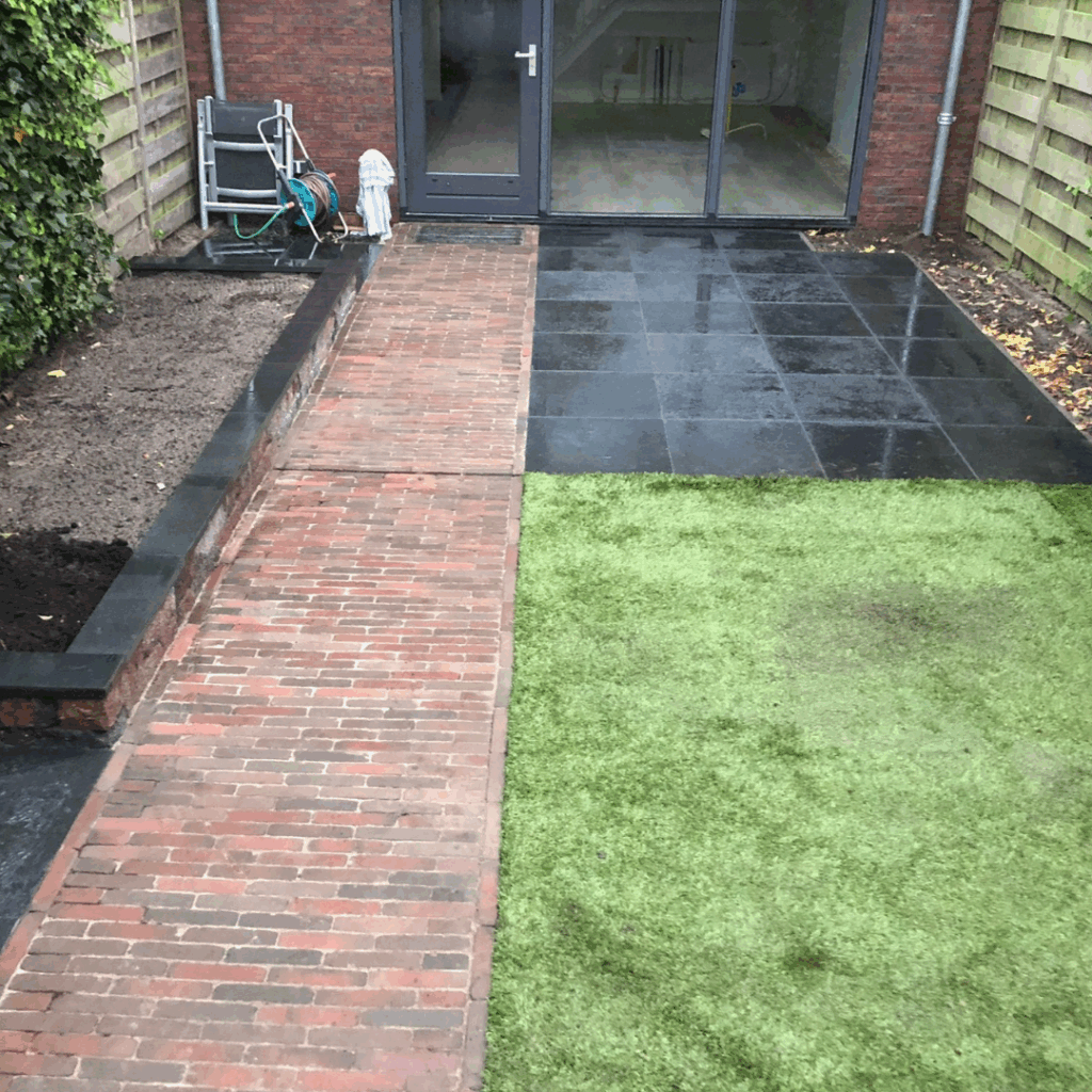 Tuinaanleg: Achtertuin Groningen. Opnieuw ingericht na plaatsing aanbouw.