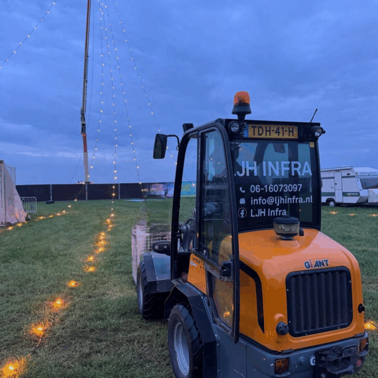 Minikraan & -shovel: Minishovel 2,7 ton. Zeer breed inzetbaar, in combinatie met de juiste aanbouwdelen.