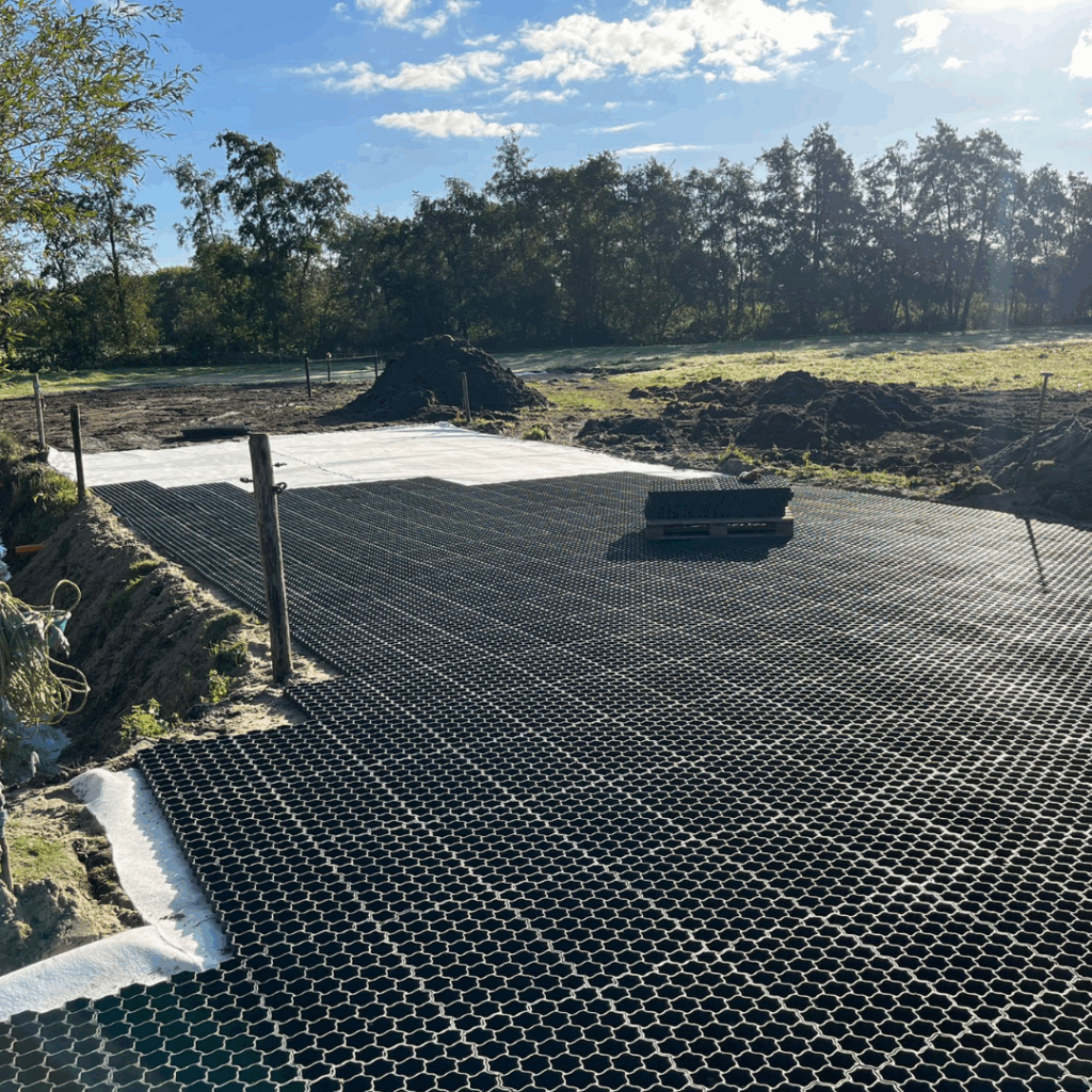Grondwerk: Realiseren paddock, voorzien van duurzame en stevige paddockplaten (AF40 van Animal Fences), in Noordwijk.