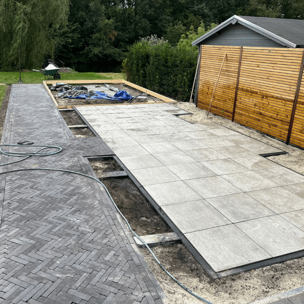 Bestrating: Aanleg terras (betontegels) + looppad (gebakken waaltjes), Veendam.