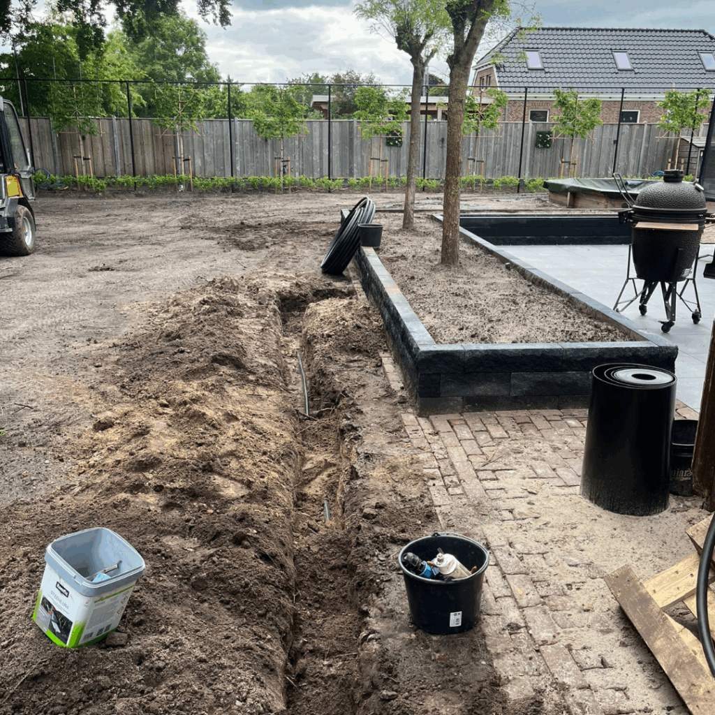 Riolering, drainage en overig leidingwerk: Aanleg sproeileiding, met pop-upsproeiers, in Stadskanaal.