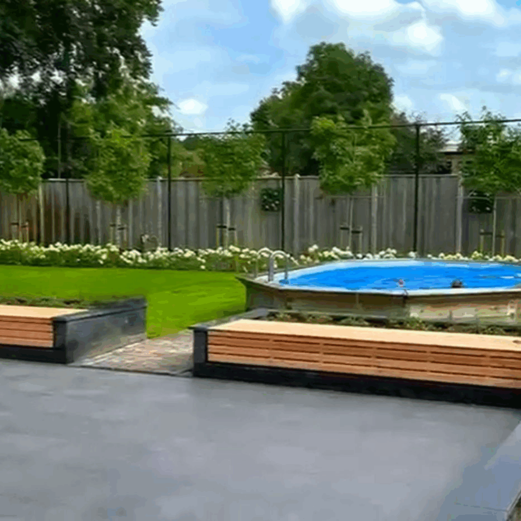 Tuinaanleg: Tuinrenovatie Stadkanaal (Terras, verhoogde plantvakken (met natuursteen afdekkers + houten bankjes)