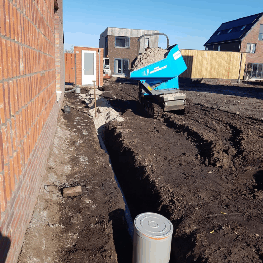 Riolering, drainage en overig leidingwerk: Aanbrengen drainage (incl. doorspuitpunten) in Meerstad, als eerste stap in de complete tuinaanleg.