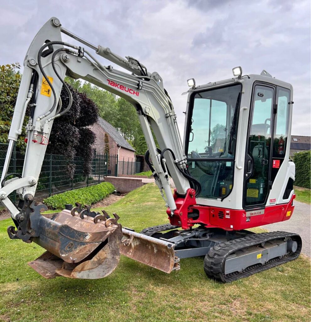 Minikraan & -shovel: Minikraan 2,5 ton. Zeer breed inzetbaar, in combinatie met de juiste aanbouwdelen.