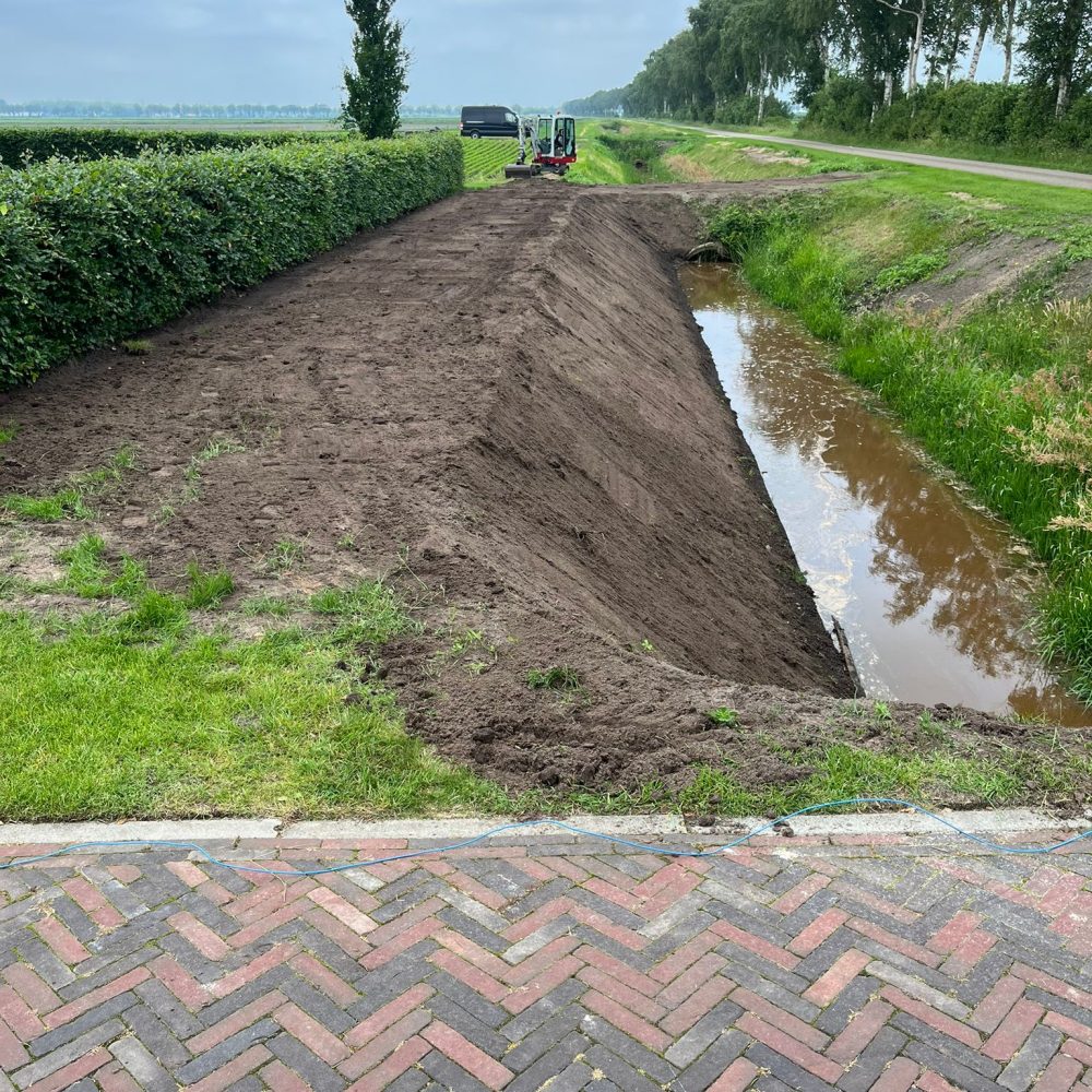 Grondwerk: Herstellen talud na aanbrengen beschoeiing.