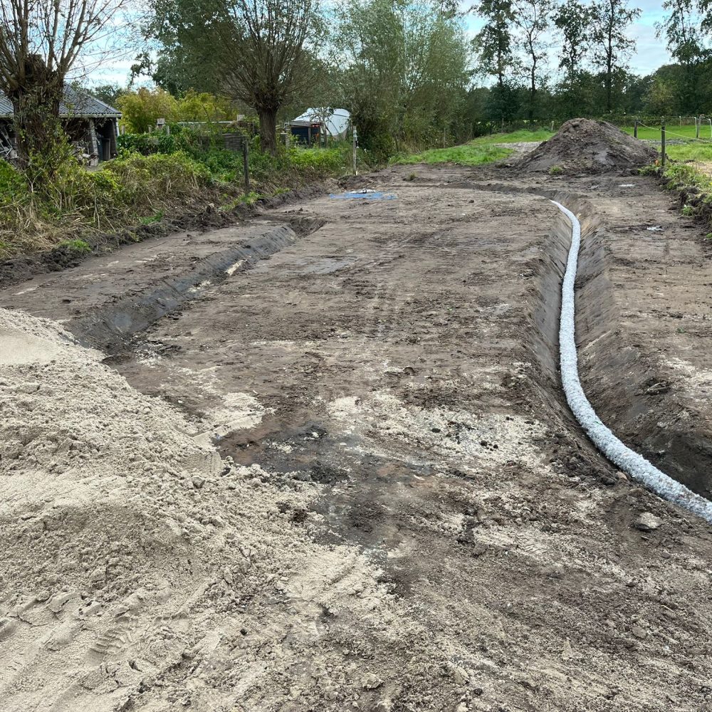 Riolering, drainage en overig leidingwerk: Aanbrengen drainage t.b.v. aanleg paddock, in Noordwijk.